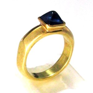 טבעת ספיר כחול סוליטר דגם פרמידה