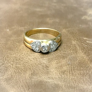 טבעת יהלומים בדגם עניבת לבבות