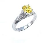 טבעת יהלום קושן צהוב ויהלומים לבנים דגם מרלין